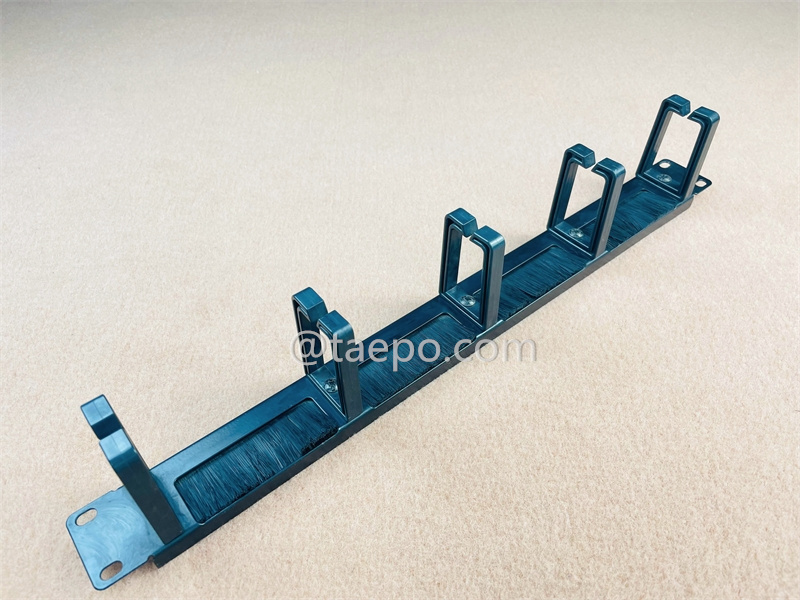 Metal cable manager, 5 plastic rings, 1U, with brush